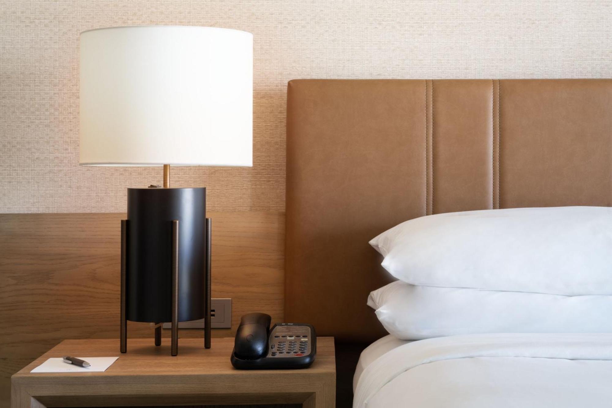 Traditional King Room with City View - Hearing Accessible